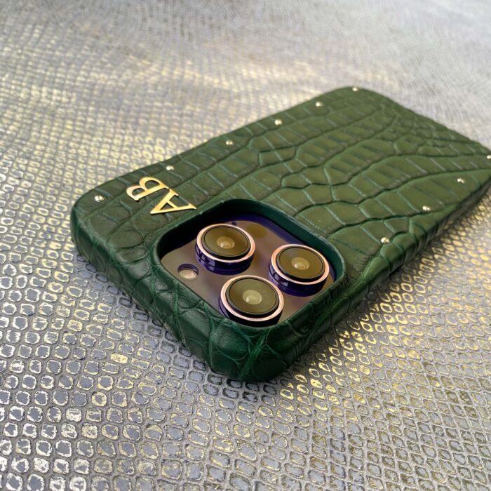Чехол для iPhone зеленый крокодил с болтами именной