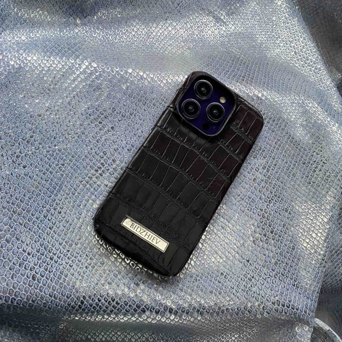 Чехол для iPhone 15 Pro кожаный коричневый именной