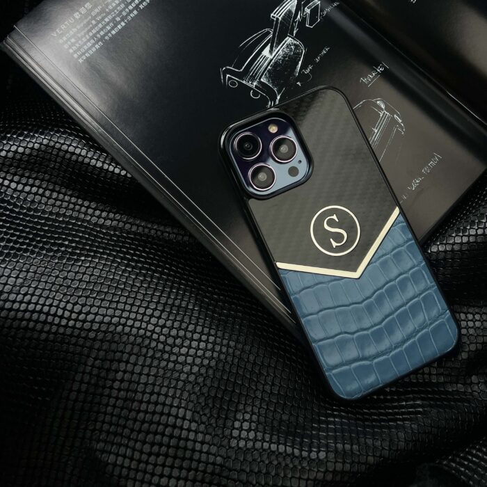 Чехол для iPhone из карбона и кожи крокодила с логотипом