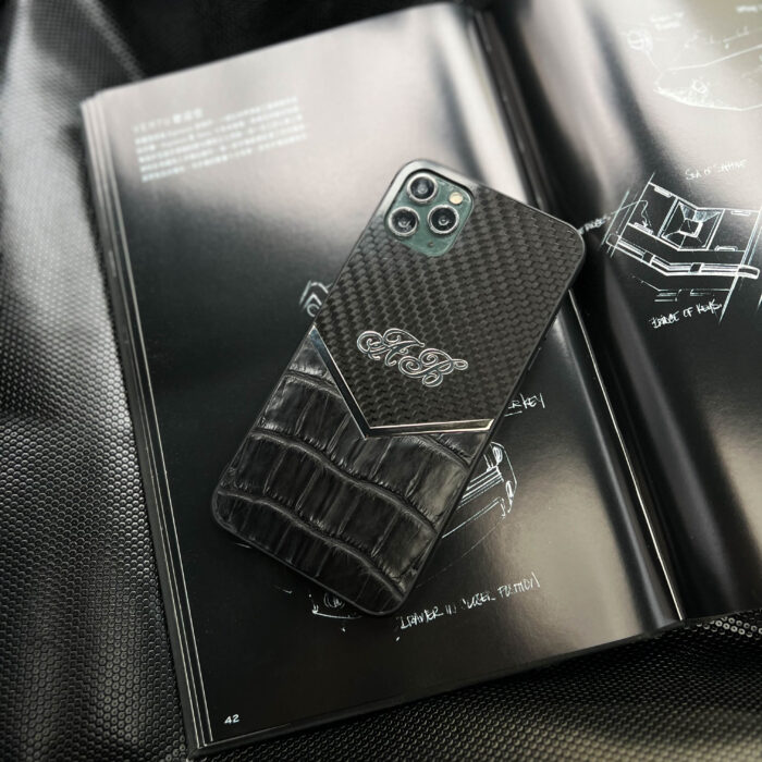 Чехол для iPhone из карбона и черного крокодила с инициалами