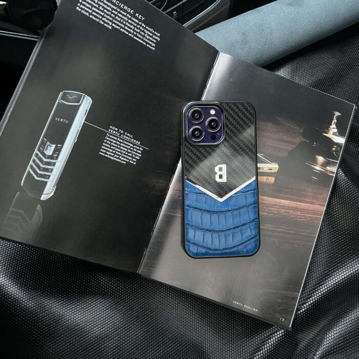 Чехол для iPhone из карбона и синего крокодила с логотипом