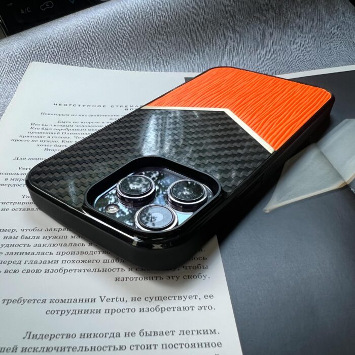Чехол для iPhone из карбона и оранжевой кожи