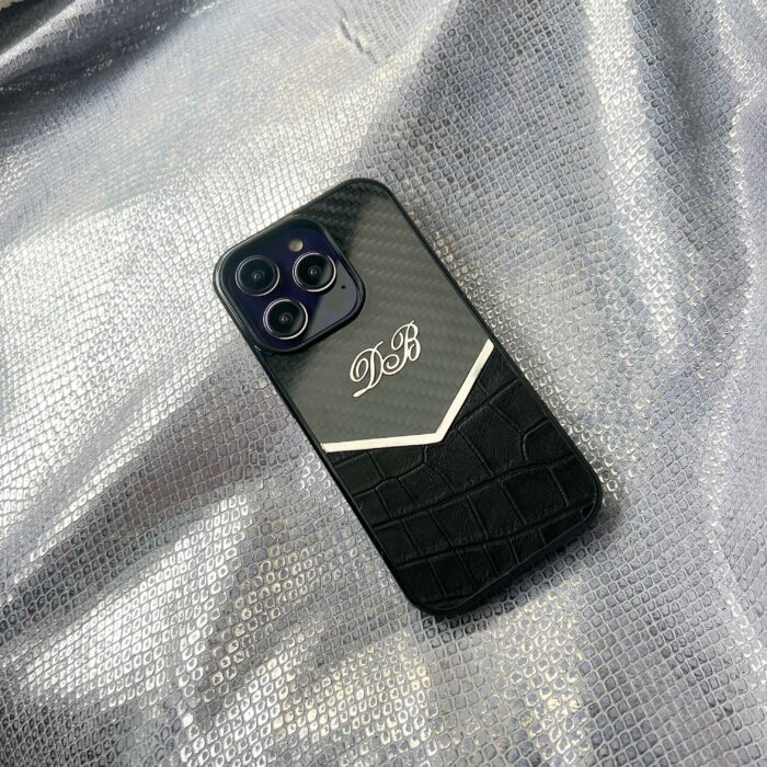 Чехол для iPhone 15 Pro из карбона и кожи с гравировкой