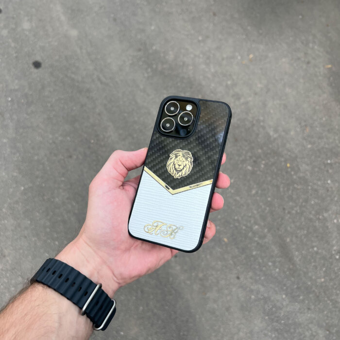 Чехол для iPhone 15 Pro Max из карбона с логотипом Лев