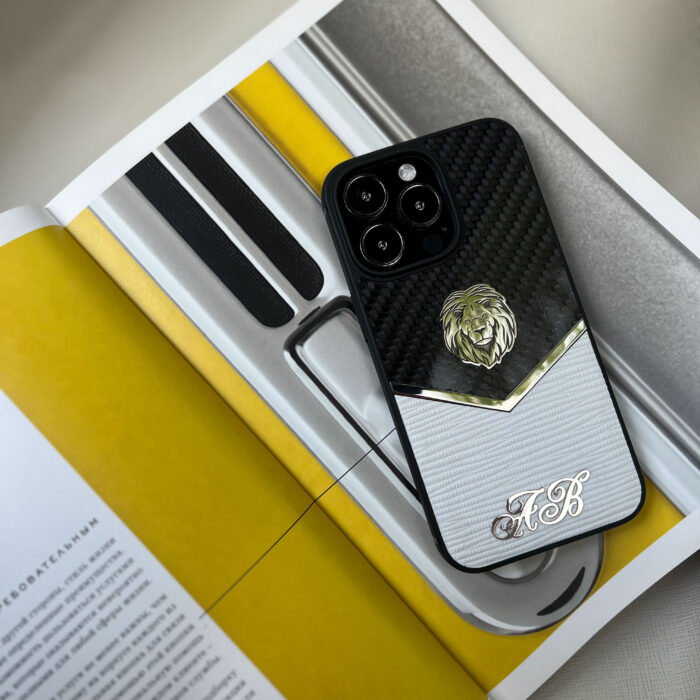 Чехол для iPhone 15 Pro Max из карбона с логотипом Лев