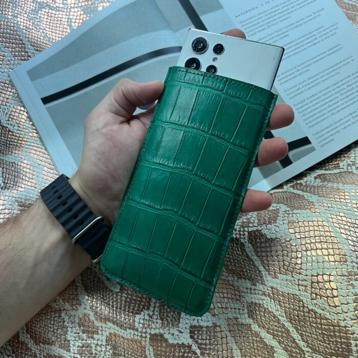 Чехол-карман для iPhone из крокодила зеленый