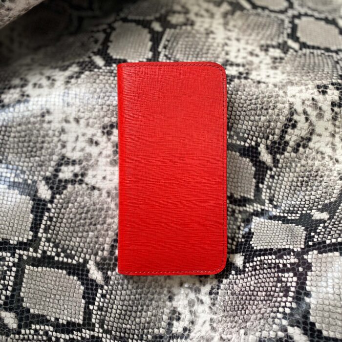Чехол-книжка для iPhone красного цвета