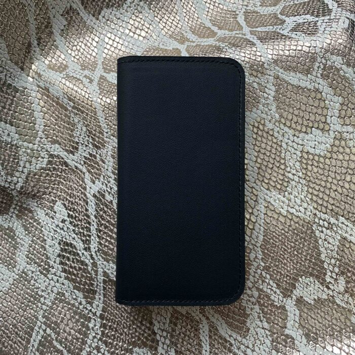Чехол-книжка для iPhone 15 Pro черного цвета