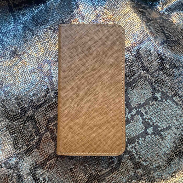 Чехол-книжка для iPhone 15 Pro кожаный бежевый