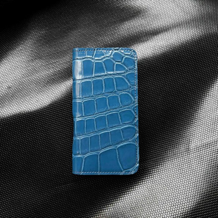 Чехол-книжка для iPhone 15 Pro из крокодила голубой