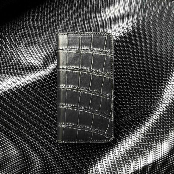 Чехол-книжка для iPhone 15 Pro Max из крокодила черный
